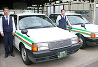 竹松タクシーは緑と橙のラインが目印